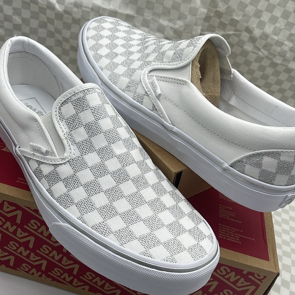 Vans WMNS Checkered Classic Slip-On Sneakers
Metallic True White
VN000CT5W00 - Picture 12 of 16